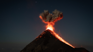 guide de voyage au guatemala volcan acatenango en éruption